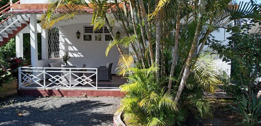 Location d’une villa de style traditionnelle avec jardin verdoyant située dans un quartier paisible à Grand Gaube