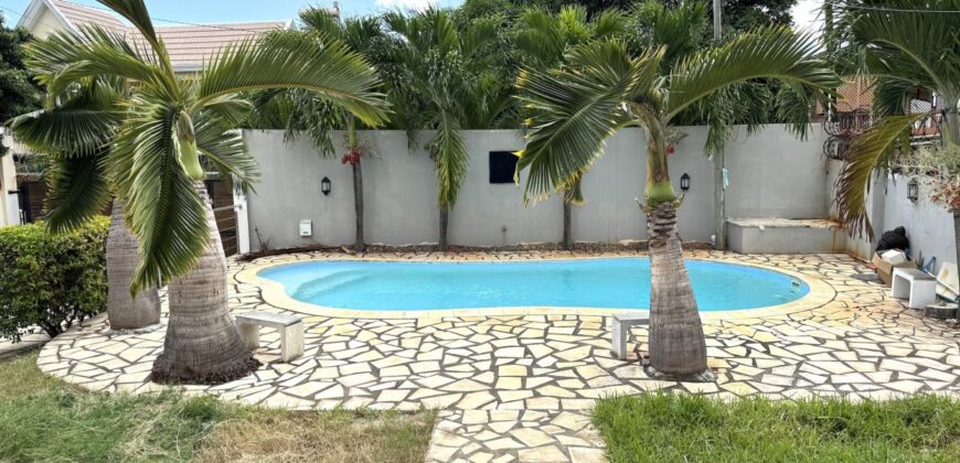 Vente d’une spacieuse villa de 204m2 avec piscine sur un terrain de 398m2 à Pointe aux Sables