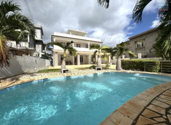 Vente d’une spacieuse villa de 204m2 avec piscine sur un terrain de 398m2 à Pointe aux Sables
