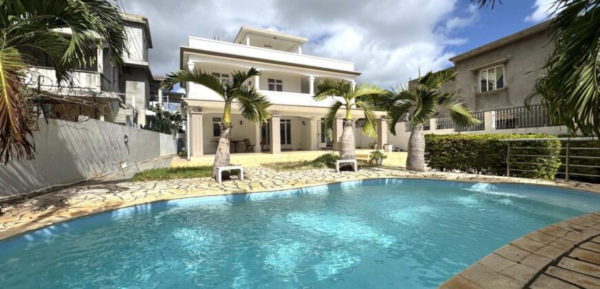 Vente d’une spacieuse villa de 204m2 avec piscine sur un terrain de 398m2 à Pointe aux Sables