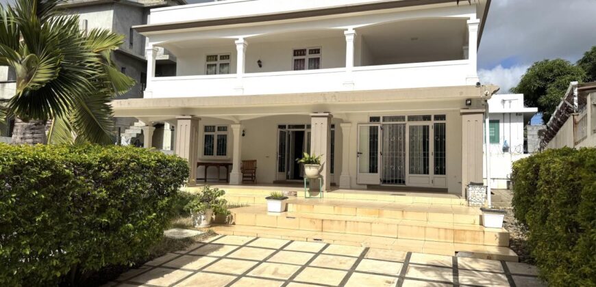Vente d’une spacieuse villa de 204m2 avec piscine sur un terrain de 398m2 à Pointe aux Sables