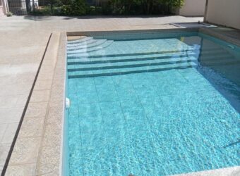 A louer un appartement meublé de 90m2 avec piscine commune proche plage à Pointe aux Canonniers