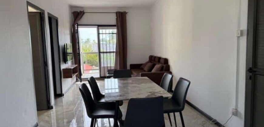 A louer un lumineux appartement avec piscine commune et terrasse à Pereybère