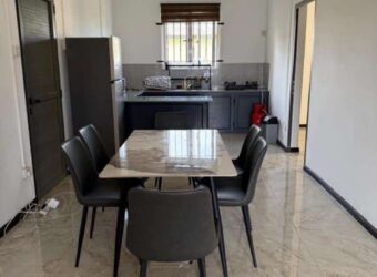 A louer un lumineux appartement avec piscine commune et terrasse à Pereybère