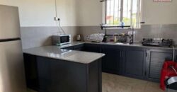 A louer un lumineux appartement avec piscine commune et terrasse à Pereybère