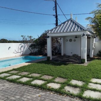 Location d’une villa neuve de luxe avec piscine et jardin dans un cadre agréable à Grand Baie-Chemin 20 Pieds