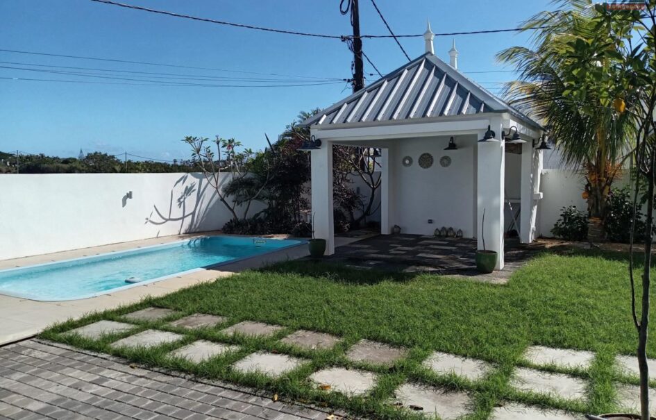 Location d’une villa neuve de luxe avec piscine et jardin dans un cadre agréable à Grand Baie-Chemin 20 Pieds