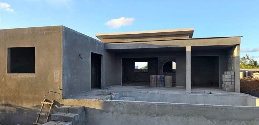 Investissez dans votre futur chez-vous, une villa avec piscine à terminer selon vos envies à Mont Mascal