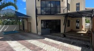 A louer une magnifique villa tout confort avec rooftop, jacuzzi et vue sur le Coin de Mire à Grandbaie