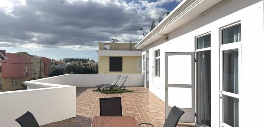 A louer une spacieuse villa avec piscine idéalement située à seulement 200 mètres de la plage à Flic en Flac