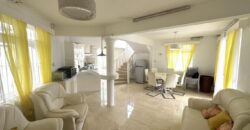 A louer une spacieuse villa avec piscine idéalement située à seulement 200 mètres de la plage à Flic en Flac