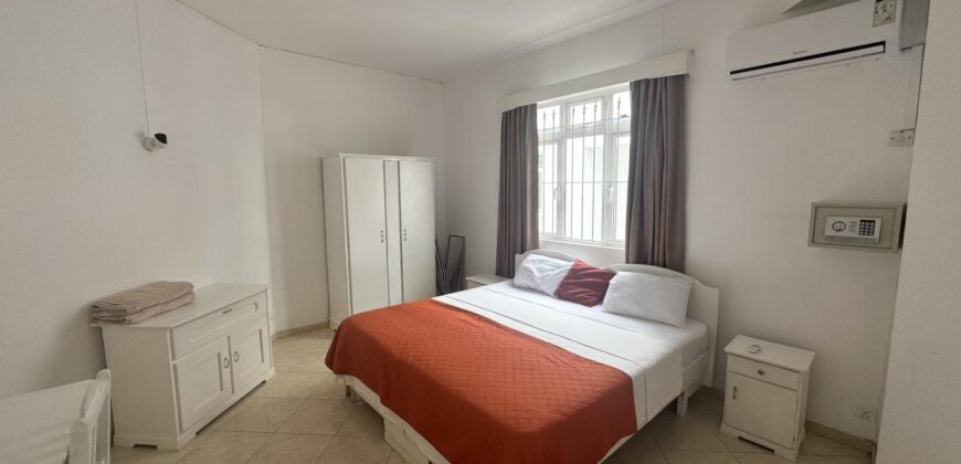 A louer une spacieuse villa avec piscine idéalement située à seulement 200 mètres de la plage à Flic en Flac