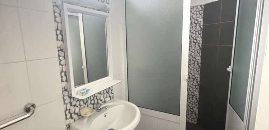 A louer une spacieuse villa avec piscine idéalement située à seulement 200 mètres de la plage à Flic en Flac