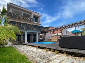 Location d’un superbe appartement avec piscine commune offrant vue imprenable sur mer et montagne à Calodyne