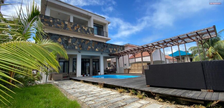 Location d’un superbe appartement avec piscine commune offrant vue imprenable sur mer et montagne à Calodyne