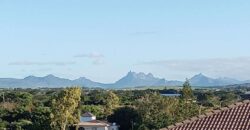Location d’un superbe appartement avec piscine commune offrant vue imprenable sur mer et montagne à Calodyne