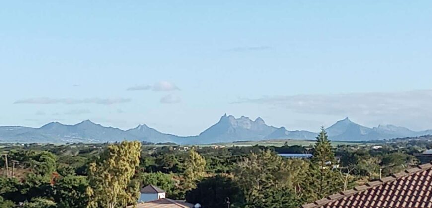 Location d’un superbe appartement avec piscine commune offrant vue imprenable sur mer et montagne à Calodyne