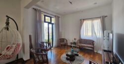 Location d’un superbe appartement avec piscine commune offrant vue imprenable sur mer et montagne à Calodyne