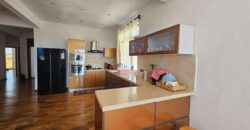 Location d’un superbe appartement avec piscine commune offrant vue imprenable sur mer et montagne à Calodyne