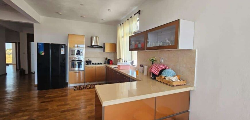 Location d’un superbe appartement avec piscine commune offrant vue imprenable sur mer et montagne à Calodyne