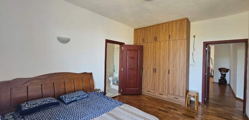 Location d’un superbe appartement avec piscine commune offrant vue imprenable sur mer et montagne à Calodyne