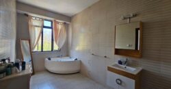 Location d’un superbe appartement avec piscine commune offrant vue imprenable sur mer et montagne à Calodyne