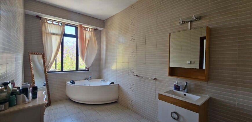 Location d’un superbe appartement avec piscine commune offrant vue imprenable sur mer et montagne à Calodyne