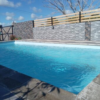 Location d’une villa neuve d’exception avec une agréable piscine privée dans un cadre idyllique à Vale