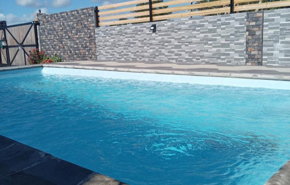 Location d’une villa neuve d’exception avec une agréable piscine privée dans un cadre idyllique à Vale