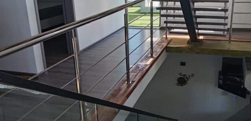Location d’une villa neuve d’exception avec une agréable piscine privée dans un cadre idyllique à Vale