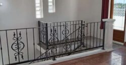 A vendre une spacieuse villa familiale de 347m2 avec rooftop offrant vue mer et montagne dans le secteur prisé de Goodlands