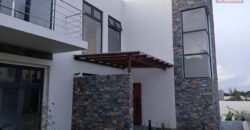 Location d’une superbe villa récente avec piscine et jardin paysager dans une résidence paisible à Piton