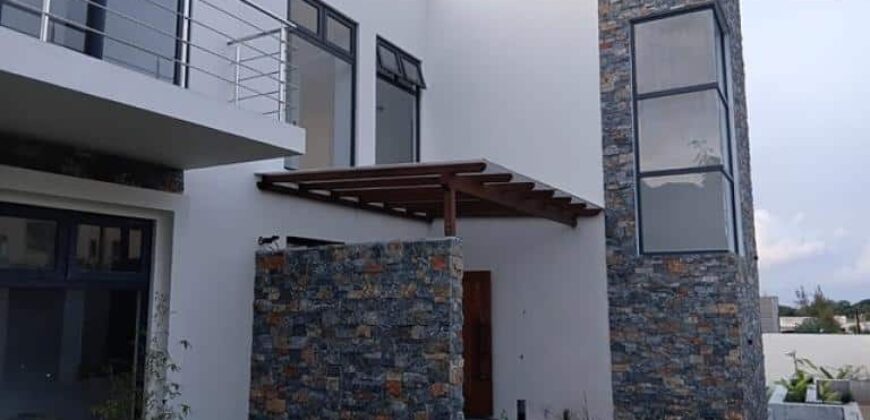 Location d’une superbe villa récente avec piscine et jardin paysager dans une résidence paisible à Piton