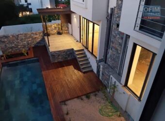 Location d’une superbe villa récente avec piscine et jardin paysager dans une résidence paisible à Piton