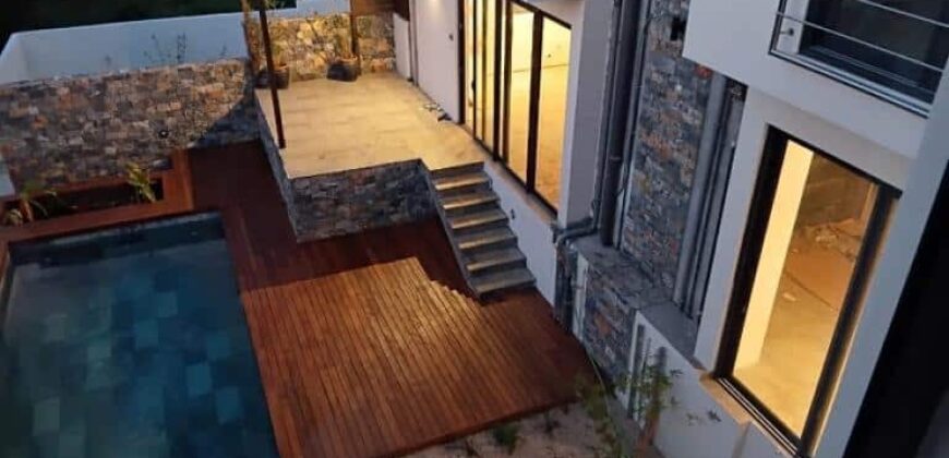 Location d’une superbe villa récente avec piscine et jardin paysager dans une résidence paisible à Piton