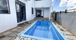 A louer une villa neuve et meublée avec goût dotée d’une piscine chauffée dans un quartier paisible de Grand Baie
