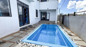 A louer une villa neuve et meublée avec goût dotée d’une piscine chauffée dans un quartier paisible de Grand Baie