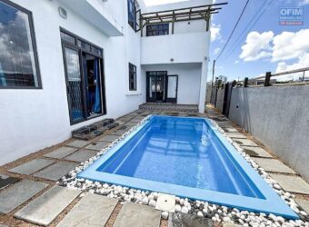 A louer une villa neuve et meublée avec goût dotée d’une piscine chauffée dans un quartier paisible de Grand Baie