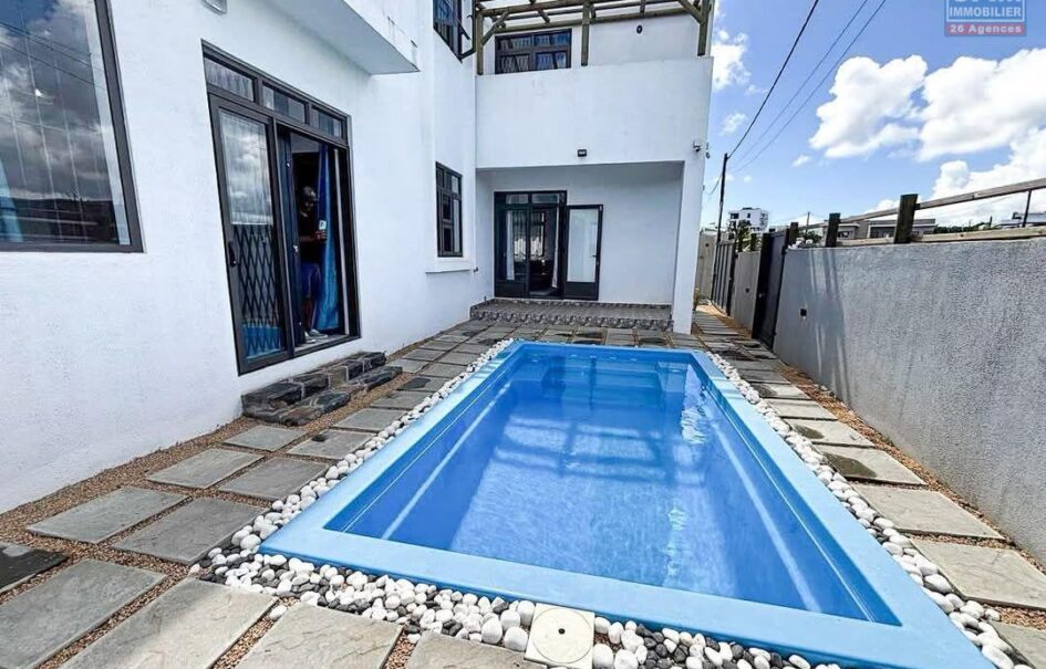 A louer une villa neuve et meublée avec goût dotée d’une piscine chauffée dans un quartier paisible de Grand Baie