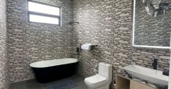 A louer une villa neuve et meublée avec goût dotée d’une piscine chauffée dans un quartier paisible de Grand Baie