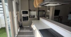 Vente d’un appartement moderne de 184M2 avec toit-terrasse offrant vue panoramique mer et montagne à La Gaulette