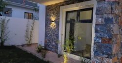 Location d’une superbe villa récente avec piscine et jardin paysager dans une résidence paisible à Piton