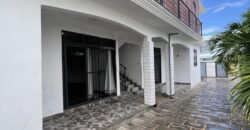 A louer un lumineux appartement meublé avec piscine commune et terrasse à proximité des plage à Mont Choisy