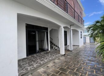 A louer un lumineux appartement meublé avec piscine commune et terrasse à proximité des plage à Mont Choisy