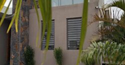 Vente d’une villa moderne neuve de 250m2 avec superbe piscine en ardoise proche de la plage à MONT CHOISY