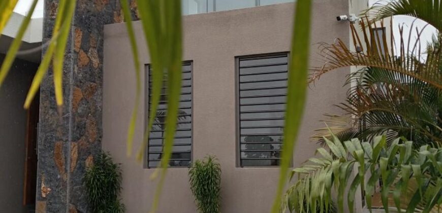 Vente d’une villa moderne neuve de 250m2 avec superbe piscine en ardoise proche de la plage à MONT CHOISY