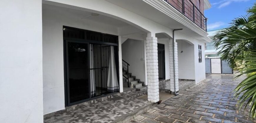 A louer un lumineux appartement meublé avec piscine commune et terrasse à proximité des plage à Mont Choisy