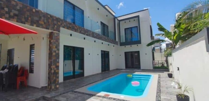 Location d’une villa neuve et moderne avec piscine proche de la plage à Pereybère