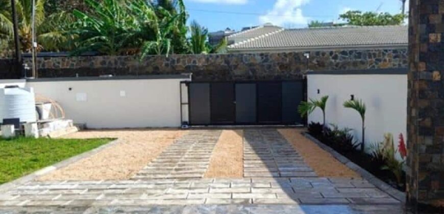 Location d’une villa neuve et moderne avec piscine proche de la plage à Pereybère