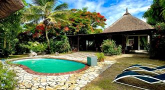 Vente d’une élégante villa de 220m2 de style balinaise avec piscine et grand jardin de 3400m2 à deux pas de la mer à Bain Boeuf